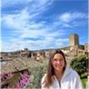 Estudiante de cuarto año de magisterio con la especialización de inglés imparte clases a alumnos de primaria