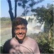 Professeur d’espagnol pour tous niveaux (collège/lycée), d’origine cubaine (mais l’accent est neutre je vous rassure).