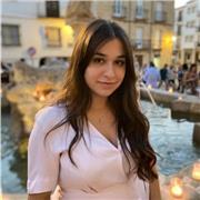 Profesora de inglés dispuesta a ayudar a niños y mayores