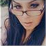 Docente con cédula profesional impartiendo materias como matemáticas química, física y biología