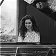 ¡Toca el PIANO y descubre la música de una forma divertida! Pianista profesional y docente con 10 años de experiencia. Clases en Español, Francés o Inglés