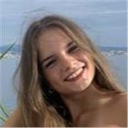 Studentessa con certificazioni C1 in inglese B2 in tedesco e B2 in spagnolo