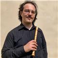 Polistrumentista nel settore della musica antica offre lezioni di flauto dolce, tin whistle, teoria e solfeggio