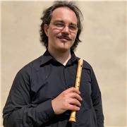 Polistrumentista nel settore della musica antica offre lezioni di flauto dolce, tin whistle, teoria e solfeggio