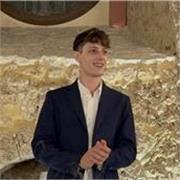 Offro aiuto per svolgere i compiti a casa e per rivedere e rispiegare gli argomenti studiati a scuola.