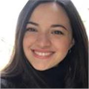 Studentessa impartisce lezioni di spagnolo per studenti di scuole medie e liceo