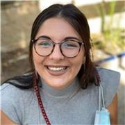 Profesora de ciencias imparte clases para todas las edades y asignaturas