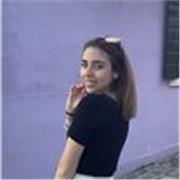 Ragazza universitaria impartisce lezioni per bambini e ragazzi fino alla seconda superiore