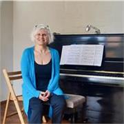 Ich bin Diplomkomponistin - und kann Musiktheorie/Musikgeschichte etc bis zur Vorbereitung auf die ABI-Prüfung unterrichten.