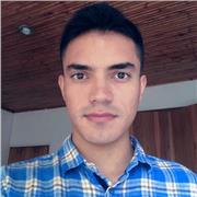 Profesor de Matemáticas enseña a estudiantes de diferentes niveles académicos