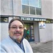 Profesor de Inglés, especializado en adultos, con más de 20 años de experiencia en el campo de la enseñanza del idioma.