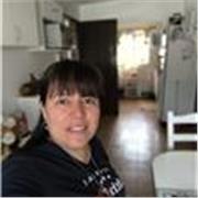 Profesora de español imparte clases a niños de todas las edades