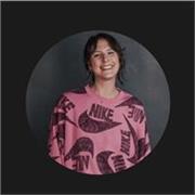 Profesora de música con grado profesional de guitarra clásica que ofrece clases de música para todas las edades, desde iniciación