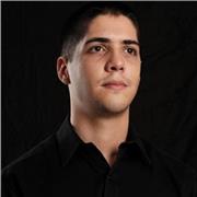 Profesor de Diseño Gráfico imparte clase a personas con gustos a fines al diseño