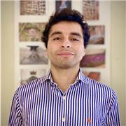 Psicólogo realiza clases para estudiantes universitarios y enseñanza media