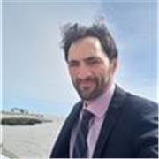 Economista dicta clases de Microeconomia, Macroeconomia y Economia