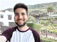 Profesor joven y con muchas ganas de enseñar imparte clases a niños