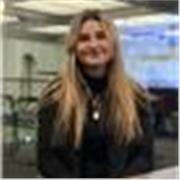 Profesora inglés imparte clases a niños de todas las edades