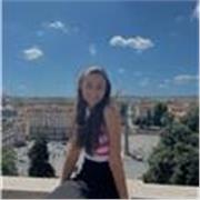 Ragazza universitaria di mediazione linguistica offre lezioni di inglese e spagnolo