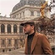 Classes de música (llenguatge, teoria, harmonia, història) i d'instrument (piano)