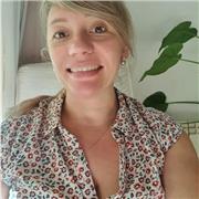 Profesora nativa de Castellano con C1 de Catalán y B1 de Inglés. 
Licenciada en Periodismo, diplomada en Educación Social y con certificado de profesionalidad de docencia para la formación