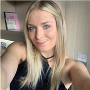 Me defino como una chica responsable que tiene muy claro los objetivos que tiene que realizar y estoy diouesta a ayudar a la gente a realizar los suyos. Puedo ayudar a gente de primaria y eso.