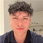 Soy profesor de fitness con 5 años de experiencia y una carrera universitaria en Ciencias de la Actividad Física y del Deporte.