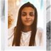 Docente de educación primaria y Educacion secundaria imparte clase a discentes con ganas de estudiar