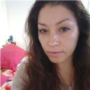 La Profesora de Inglés da clases a niños de enseñanza básica