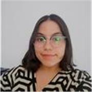 Studentessa universitaria di ingegneria impartisce lezioni di disegno tecnico