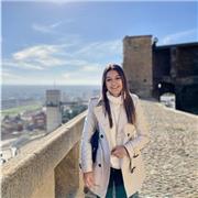 Profesora de inglés imparte clases a niños/as de todas las edades