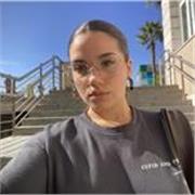 Profesora de catalán imparte clases a personas de todas las edades