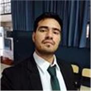 Profesor de psicología imparte clases a alumnos de diferentes ciclos en la universidad o que deseen saber sobre psicología