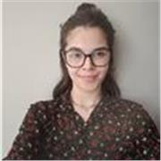 Studentessa universitaria aiuta bambini e ragazzi liceali per lo studio della biologia e della chimica e svolgimento dei compiti