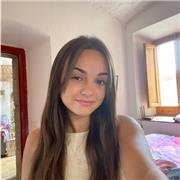 Me defino como una persona alegre y con ganas de enseñar, adapto mis clases al nivel del alumno