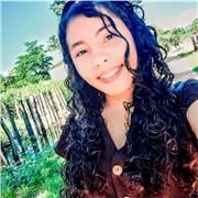 profesora de ciencias sociales y naturales a niños, niñas y adolescentes