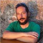 Clases de Inglés con Ruy Mendes:
-  1h30m de Duración. 
- Parte teórica con vocabulario y gramática. 
- Parte práctica con expresiones y conversación. 
- Clases con traducción de músicas con guitarra y canto.
 - Conocerás los principales clásicos de la m