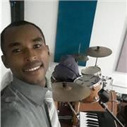 Profesor de mú ejo guitarra bajo ... Piano congas .. entre otros ...amo la misica