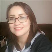 Profesora de Biología dicta clases de manera didáctica a niños