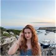 Profesora de literatura graduada en estudios literarios con especialización el literatura española e hispanoamericana. 