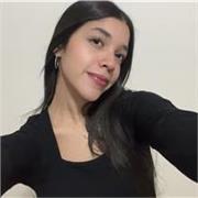 Profesora de español imparte a clases a niños de todas las edades