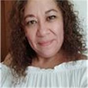 La profesora imparte clases a estudiantes universitarios en diversas materias y cursos