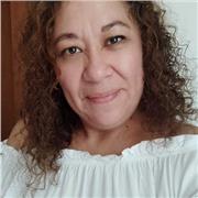 La profesora imparte clases a estudiantes universitarios en diversas materias y cursos