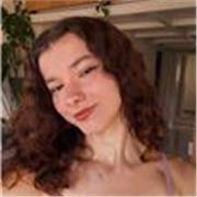 Profesora titulada en Comunicación Audiovisual, con más de 2 años de experiencia en diseño gráfico y artes. 