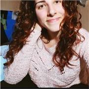 Studentessa di canto lirico e diplomata al CET (scuola di Mogol) in canto moderno