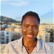 Profesora de inglés dedicada a ayudar a estudiantes españoles a mejorar sus habilidades de comunicación.