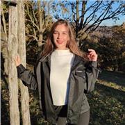 Laureata in Scienze Linguistiche, impartisce lezioni di lingua inglese e tedesca a studenti di scuola Elementare, Media e Superiore