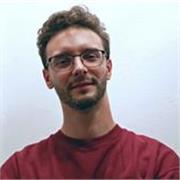 Studente laureando in giurisprudenza impartisce lezioni in diritto privato, pubblico e penale