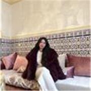 Me encanta enseñar y por eso me dedico a dar clases . Puedo enseñarles francés y arabe 