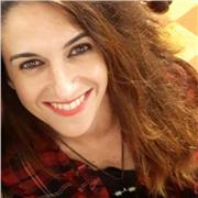 Laureata in Lettere Moderne impartisce lezioni in presenza a studenti delle scuole medie e superiori